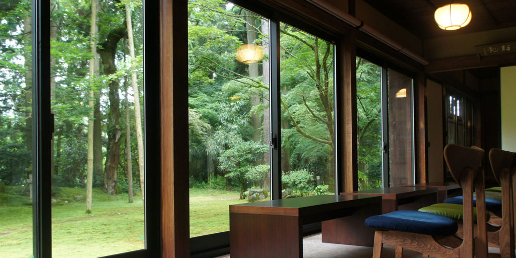 CAFE HAYASHI 前庭（苔庭）を眺めるイス席